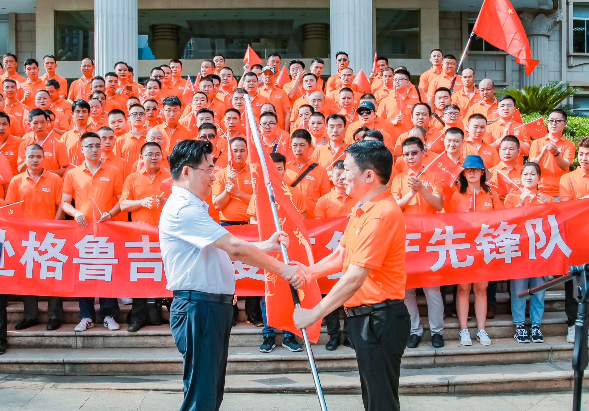 交水建集團(tuán)黨委書記、董事長(zhǎng)方聯(lián)民向赴格團(tuán)組領(lǐng)隊(duì)授旗.jpg