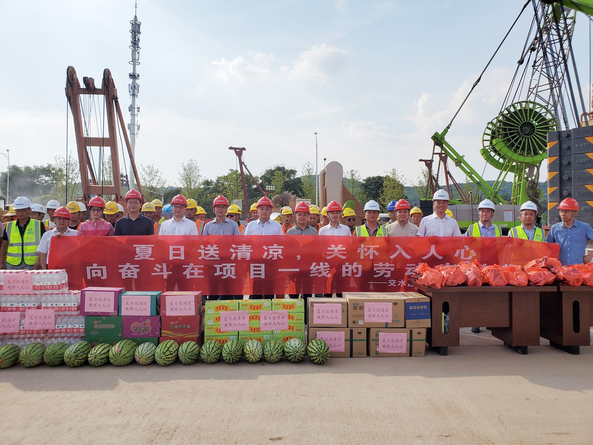 交水建集團(tuán)到西環(huán)線送清涼慰問(wèn)_副本.jpg