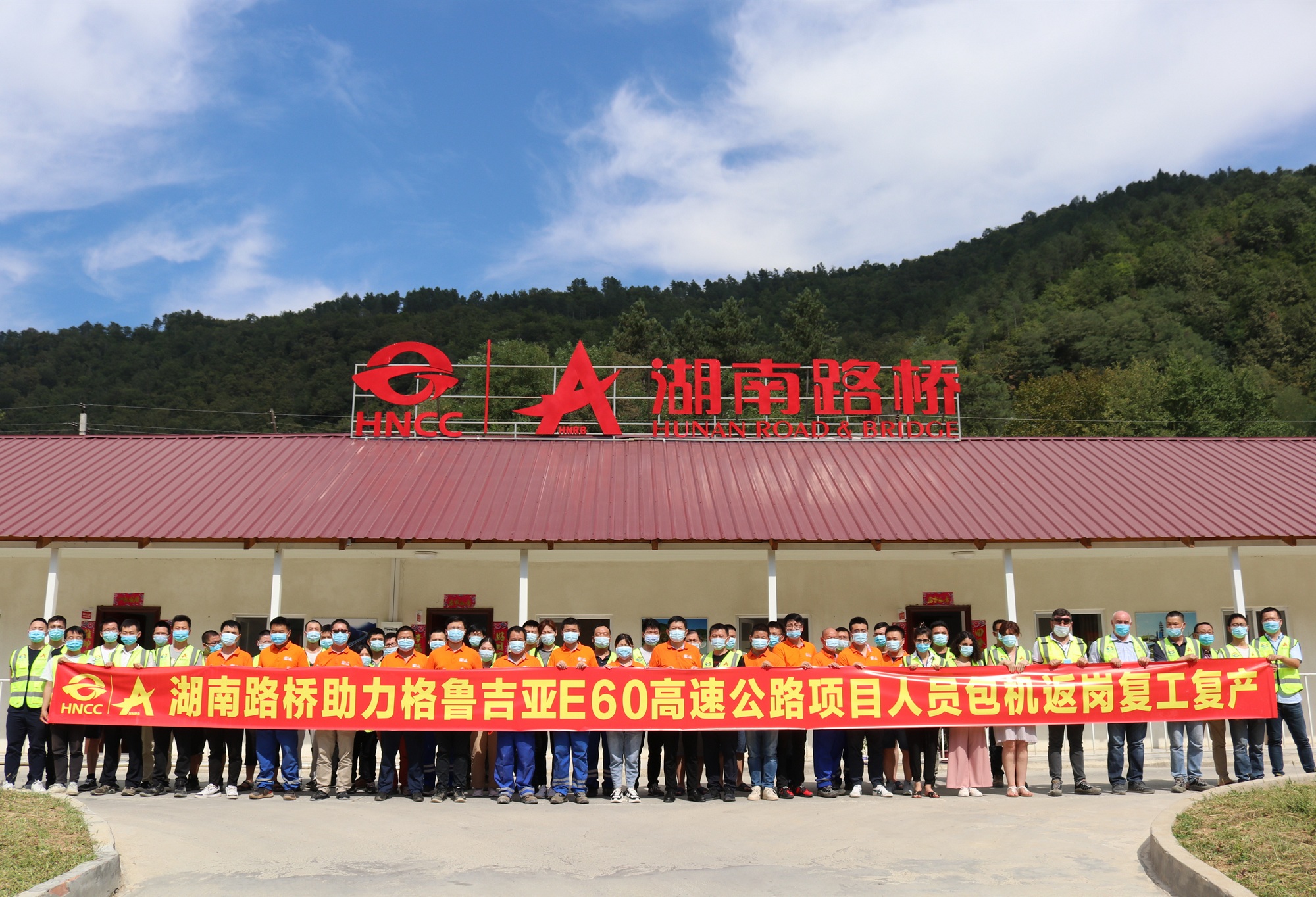 先鋒隊(duì)結(jié)束隔離奔赴工作崗位.jpg