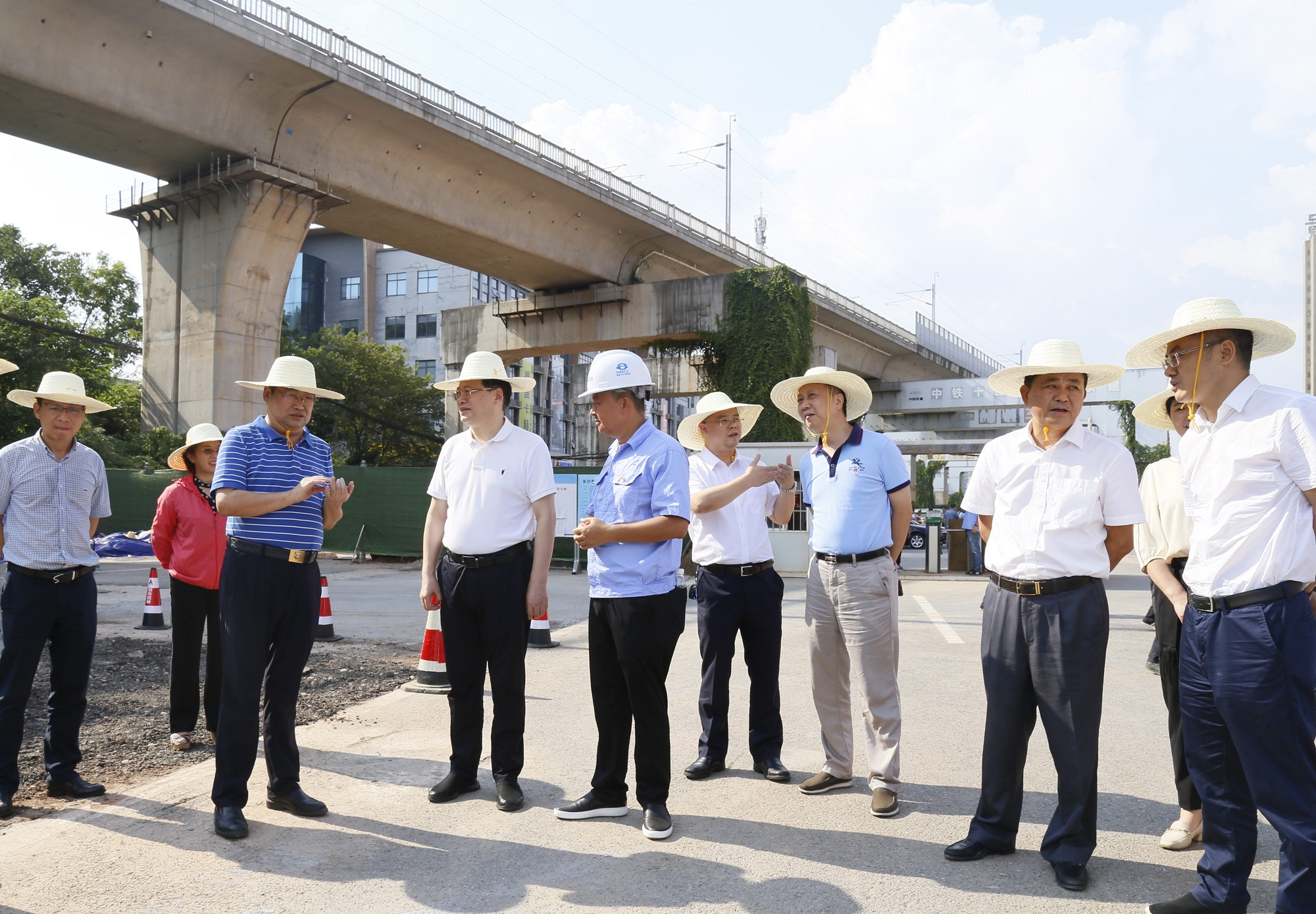 方聯(lián)民、周雄飛慰問芙蓉大道快改項(xiàng)目調(diào)研慰問_MG_2040_副本.jpg