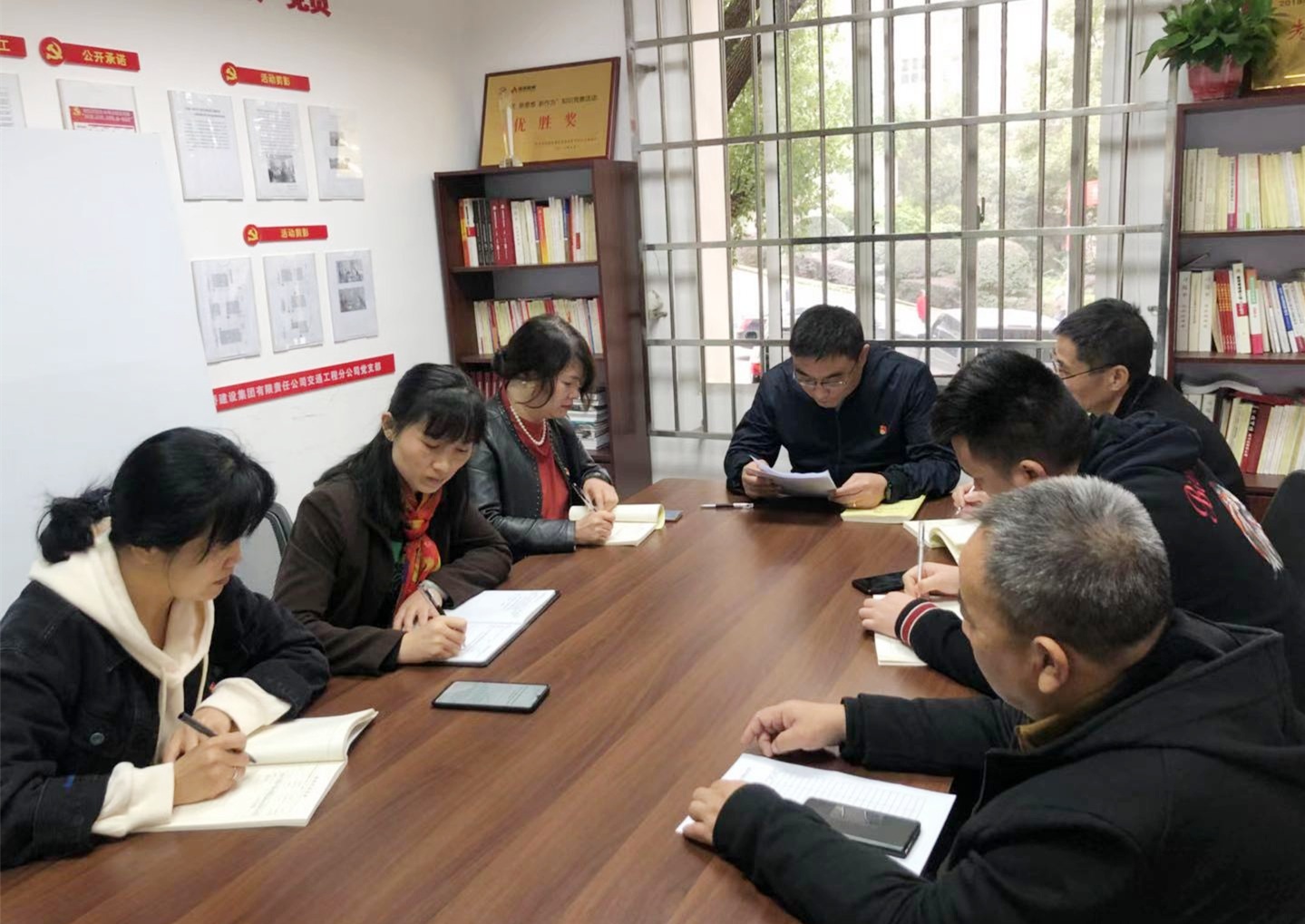 11月20日，交通工程黨支部專題學(xué)習(xí)黨的十九屆五中全會(huì)精神_副本.jpg