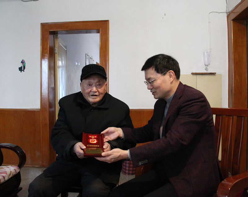 1、楊宏偉慰問老領(lǐng)導(dǎo)岳國民_8963_副本_副本.jpg