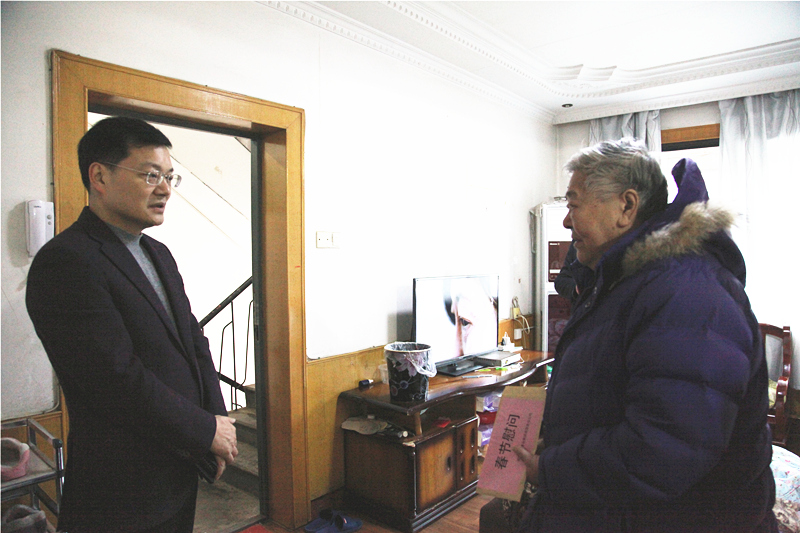 1、楊宏偉慰問困難職工李文及其母親_副本_副本.jpg