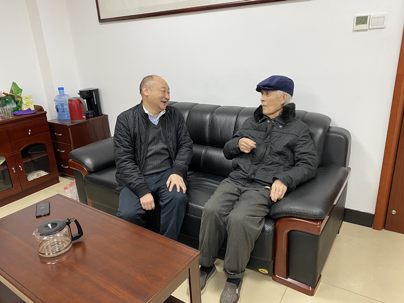 14、2月8日，彭南越慰問離休干部雷岳_副本.jpg