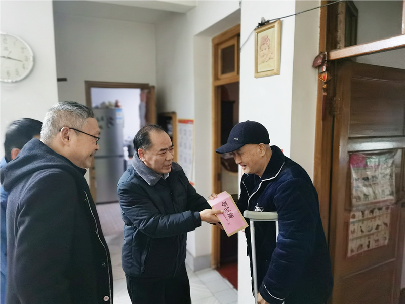 6、2月8日，盛希慰問黨員黃勵,到家中對其重病出院的父親。_副本_副本.jpg