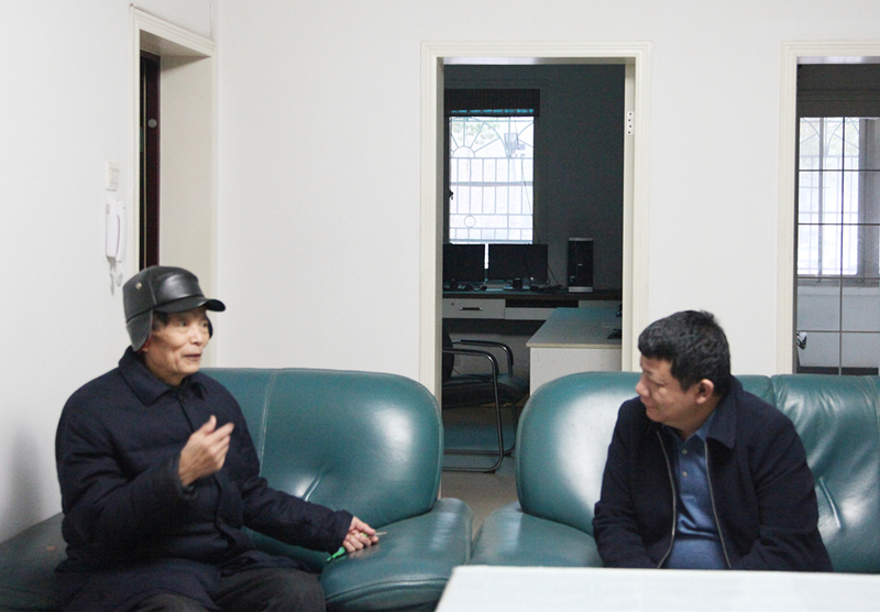 10、楊春會慰問老黨員吳同傲_8890_副本_副本.jpg