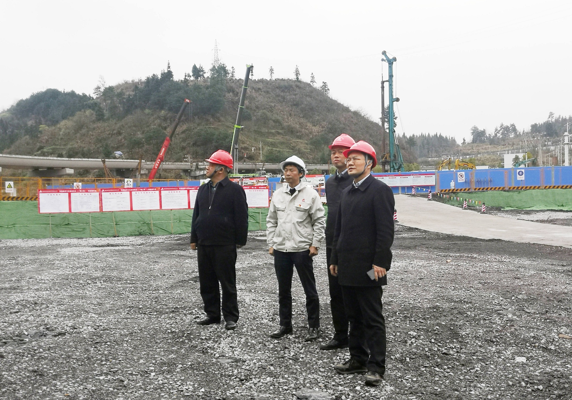 楊宏偉赴鳳凰磁浮項目督查安全生產_副本.jpg