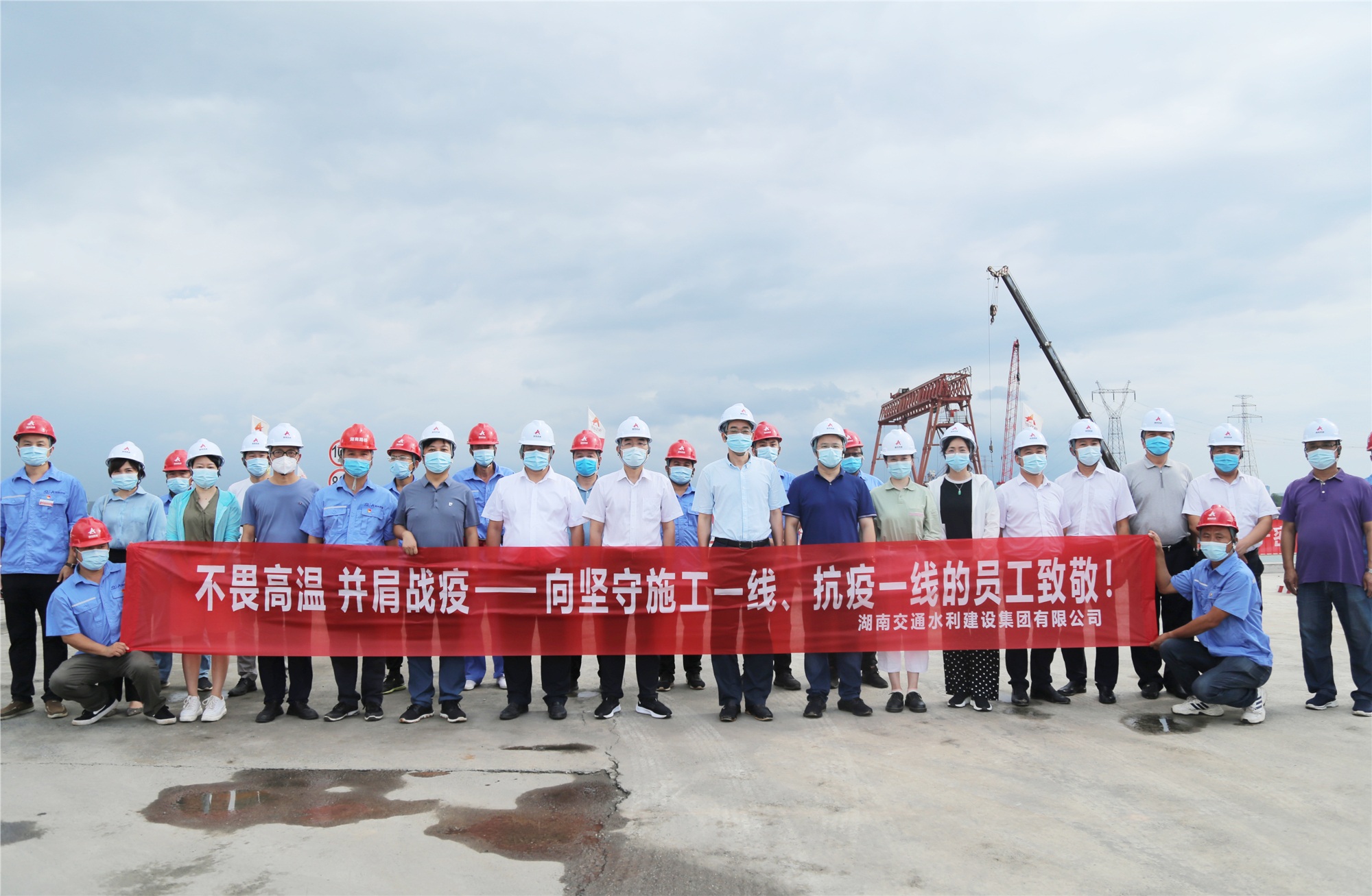 1.胡建華一行看望慰問(wèn)香爐洲項(xiàng)目一線人員（前排中）_副本.jpg