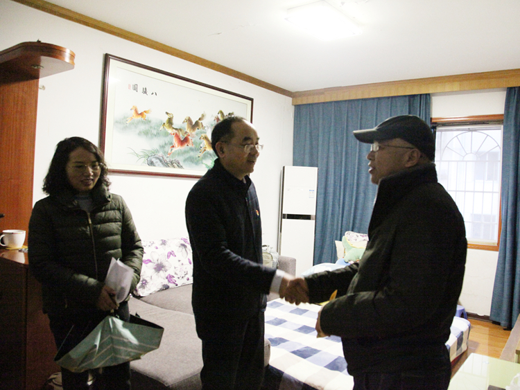5王術(shù)飛慰問周偉奇IMG_1978_副本.jpg