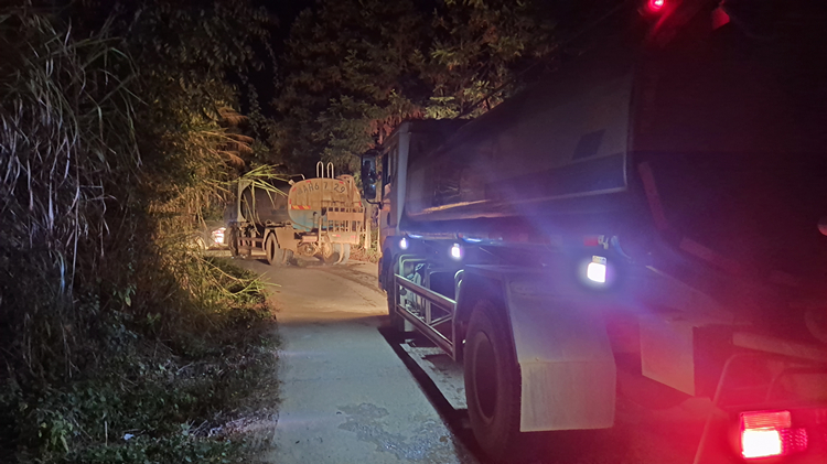 照片：茶常14標(biāo)公路人36公里馳援龍海鎮(zhèn)森林火災(zāi)現(xiàn)場.jpg