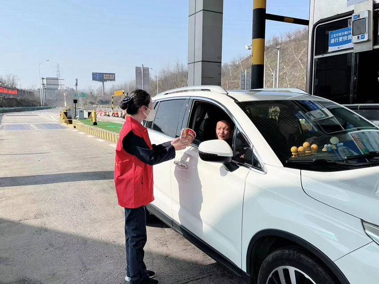 醴陵東收費(fèi)站收費(fèi)廣場(chǎng)志愿服務(wù)1.jpg
