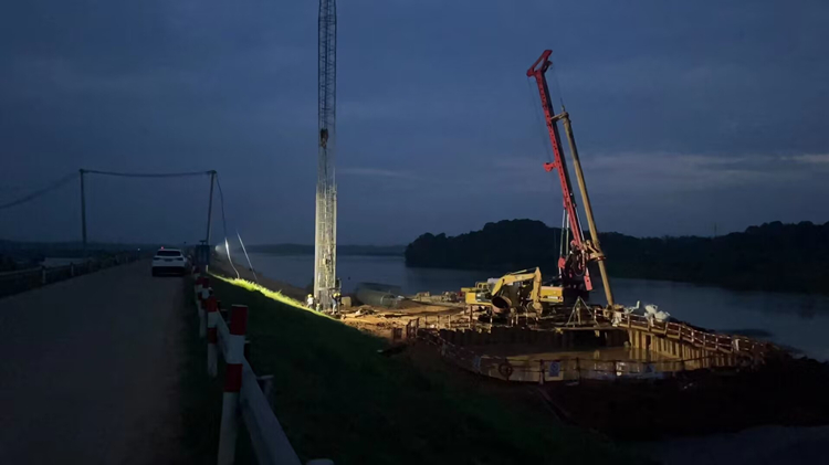20230825 益常六標(biāo)向陽河2號特大橋水中首樁順利完成澆筑.jpg