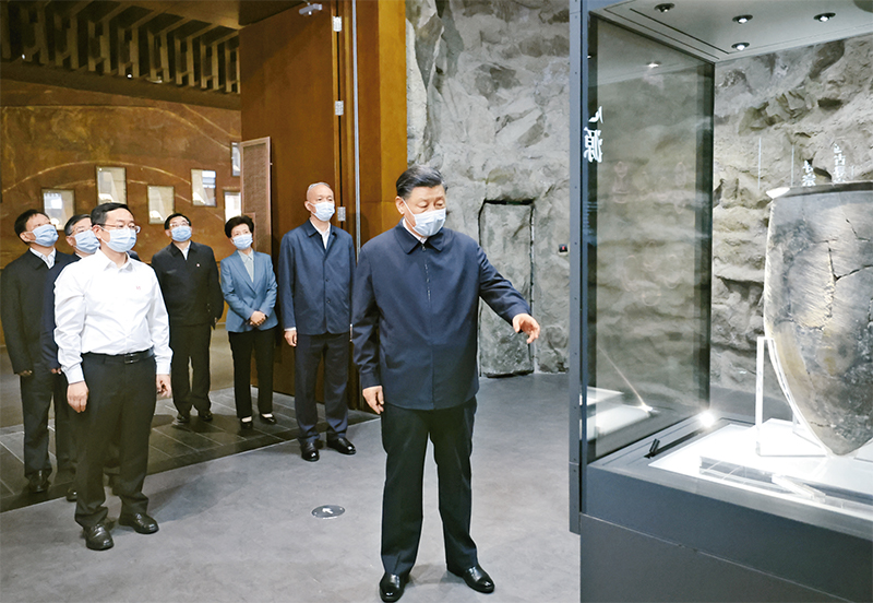 2023年6月2日，中共中央總書記、國家主席、中央軍委主席習近平在北京出席文化傳承發(fā)展座談會并發(fā)表重要講話。這是座談會前，習近平2日下午在中國歷史研究院考察。 新華社記者 鞠鵬/攝