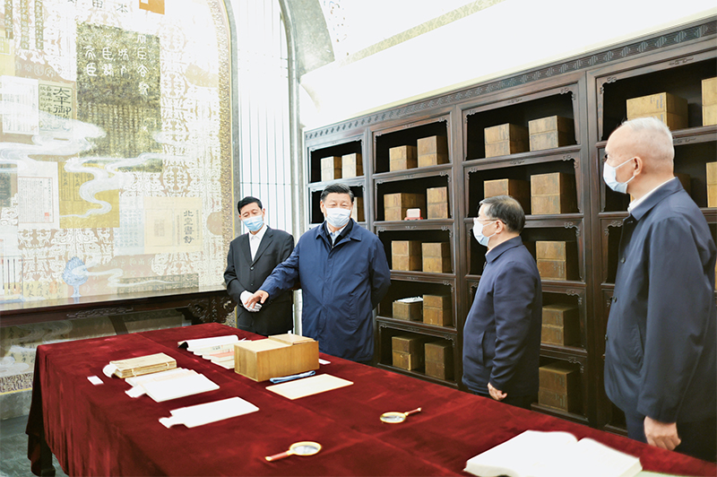 2023年6月2日，中共中央總書記、國家主席、中央軍委主席習近平在北京出席文化傳承發(fā)展座談會并發(fā)表重要講話。這是座談會前，習近平1日下午在中國國家版本館考察時，在蘭臺洞庫了解館藏精品版本保存情況。 新華社記者 鞠鵬/攝