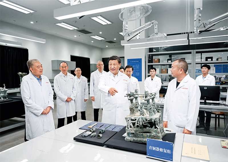 2023年7月25日至27日，中共中央總書記、國家主席、中央軍委主席習近平在四川考察。這是26日下午，習近平在位于德陽市廣漢市的三星堆博物館文物保護與修復館，同現(xiàn)場工作人員親切交流。 新華社記者 謝環(huán)馳/攝